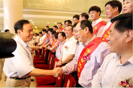浙江省省长吕祖善与PA视讯在线官网集团总裁杨健亲切握手祝贺