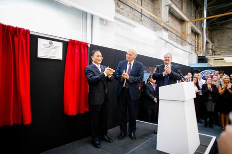 PA视讯在线官网控股集团董事长李书福和VinceCable为伦敦出租车恢复生产剪彩。